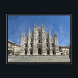 Cartão Postal Vista da Catedral de Milão - fotografia - Itália<br><div class="desc">A Catedral de Duomo, em Milão, é a quinta maior igreja cristã do mundo e há mais estátuas nesta catedral gótica do que em qualquer outro edifício do mundo. Esta catedral da abelha viu passar mais de 600 anos. Entre as ruas e distritos mais importantes da cidade estão Piazza del...</div>