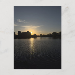Cartão Postal Vista da cidade ao pôr do sol em horas douradas