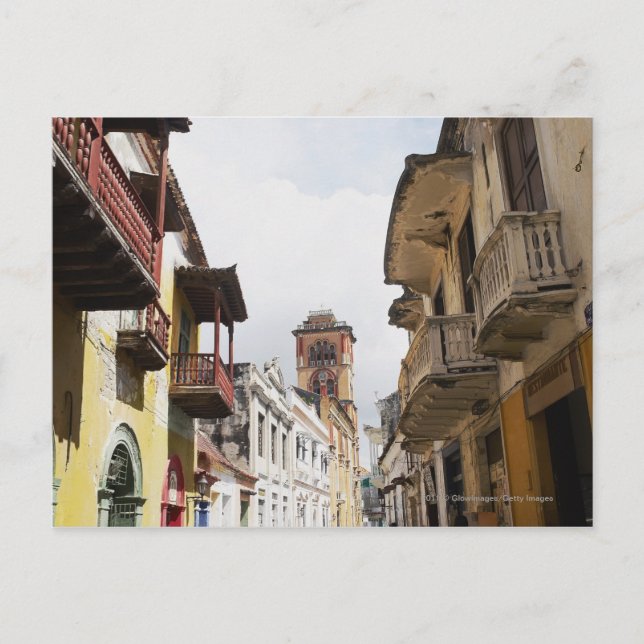 Cartão Postal Vista de baixo ângulo de apartamentos ao longo da  (Frente)