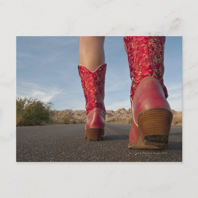 Cartão Postal Vista de baixo ângulo de uma mulher vestindo botas (Frente)