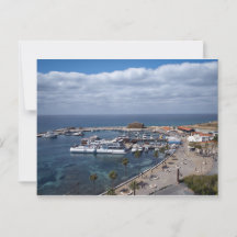 Vista de drone do porto e castelo de Paphos