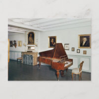 Vista de um quarto com piano de cauda