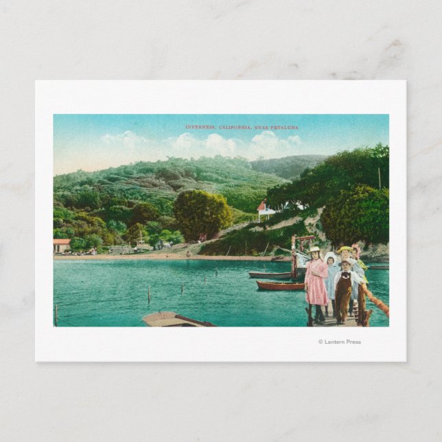 Cartão Postal Vista de uma família no cais do lago Inverness, CA (Frente)