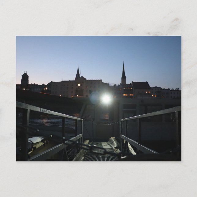 Cartão Postal Vista de Wasserburg Altstadt com navio em Dusk (Frente)