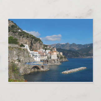 Cartão Postal Vista distante de Atrani na costa de Amalfi