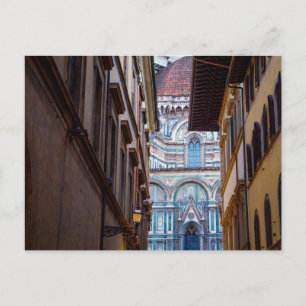 Cartão Postal Vista do Duomo de uma Rua, Florença, Itália