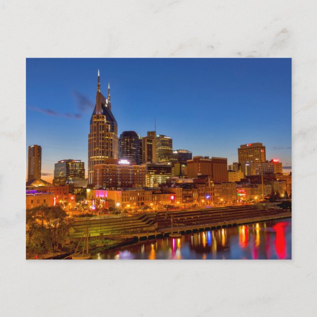 Cartão Postal Vista do horizonte da cidade ao anoitecer (Frente)