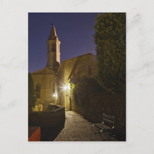 Cartão Postal Vista noturna da igreja ao anoitecer, Pienza, Itál