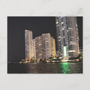 Cartão Postal Vista Noturna da Praia com Skyline de Luxo em Miam