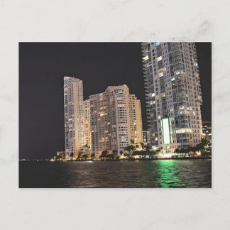 Cartão Postal Vista Noturna da Praia com Skyline de Luxo em Miam