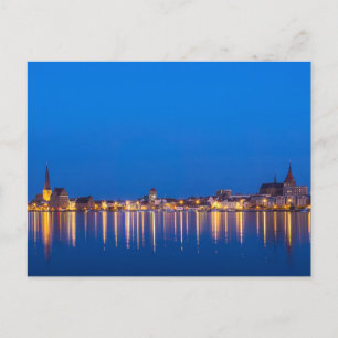 Cartão Postal Vista para a cidade de Rostock na Alemanha à noite