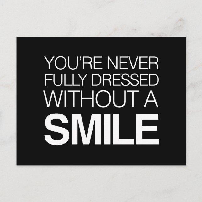 Cartão Postal Você nunca está completamente vestida sem sorrir (Frente)