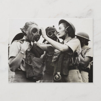 Cartão Postal WAAF vestindo máscaras de gás
