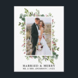 Cartão Postal Watercolor Greenery Berries Casados e Felizes<br><div class="desc">A Elegante Watercolor Winter Greenery Casried & Feliz Photo Newlyws Holiday Postcard inclui folhas de eucalipto e groselhas vermelhas.</div>