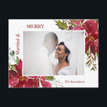 Cartão Postal Watercolor Red Poinsettia Casou com Felicidade Nat<br><div class="desc">Carteira de família encantadora, com flores de buquê de poinsettia pintadas manualmente, e holly em verde e vermelho de baga profundo. É fácil editar o cartão adicionando sua foto/imagem e texto. Casado e FELIZ - pode ser mudado para FÉRIAS FELIZES ou NATAL FELIZ. Faz cartões de excelente para enviar para...</div>