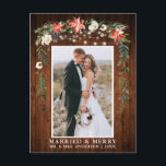 Cartão Postal Watercolor Winter Floral Wood Casada e Feliz<br><div class="desc">Madeira Elegante Rústica Madeira Aquarela Invernal Madeira Floral Nova Foto Casada e Feliz Cartão de Natal inclui belas poinsettias vermelhas com aquarelas,  verde botânico,  folhagem de inverno,  bagas ocas,  rosas brancas,  algodão,  pínus e bagas azuis. Lâmpadas de madeira e cordas russas.</div>