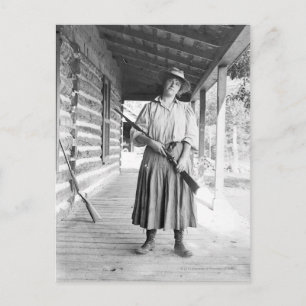 Cartão Postal Woman holding a rifle on a porch