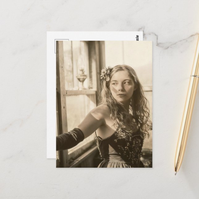 Cartão Postal Woman in a Greenhouse Sepia Vintage (Frente/Verso In Situ)