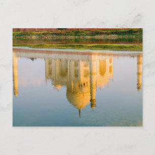 Cartão Postal World famous Taj Mahal temple reflection at