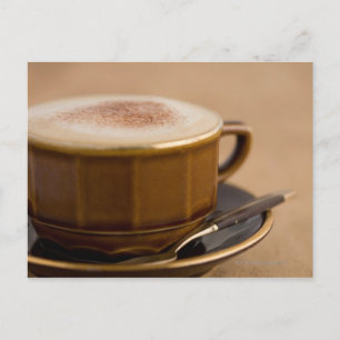 Cartão Postal Xícara de cappuccino com cacau em pó