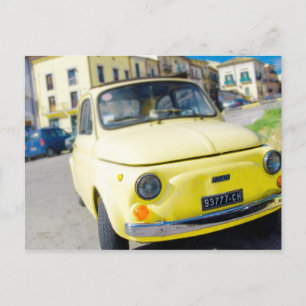Cartão Postal Yellow Fiat 500, vintage Cinquecento em Itália