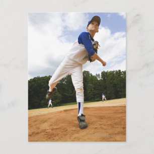 Cartão Postal Young pitcher throwing baseball from mound