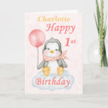 Cartão primeiro aniversario Pinguim Feliz<br><div class="desc">Um cartão de aniversário de pinguins de primeiro aniversario giro. O cartão apresenta um pinguim bebê sentado numa nuvem segurando um balão. Um doce design para uma menina que terá um ano de idade. Adicione o nome da criança à frente do cartão para personalizá-lo para aquela menina especial. A idade...</div>