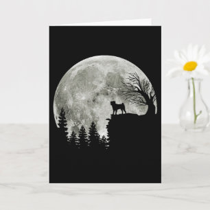 Cartão Pug em Pé na Montanha Lua de Halloween Assustadora
