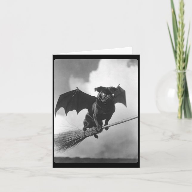 Cartão Pug Gótico com Bruxa de Asas de Morcego Vassoura A (Frente)