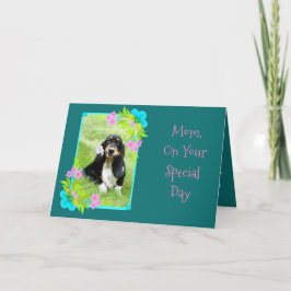 Cartão Puppy Com Cesto De Corte Na Placa De Dia de as mãe
