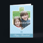 Cartão quadro Dreidel de Hanukkah<br><div class="desc">Dreidels é parte da tradição de Hanukkah e este cartão faz-lhe uma peça do divertimento da estação encerrando sua foto dentro do esboço de um dreidel. Senta-se contra uma luz subtil da estrela de David - fundo azul com um bar azul que acentua a mensagem principal de Hanukkah. Adicione sua...</div>
