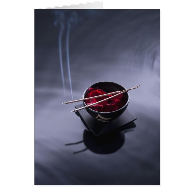 Cartão Queimando incenso em cima da tigela de pétalas (Frente)