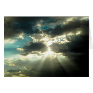 Cartão Raios de Sun através das nuvens