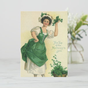 Cartão Rapariga do dia de St Patrick do vintage, trevos