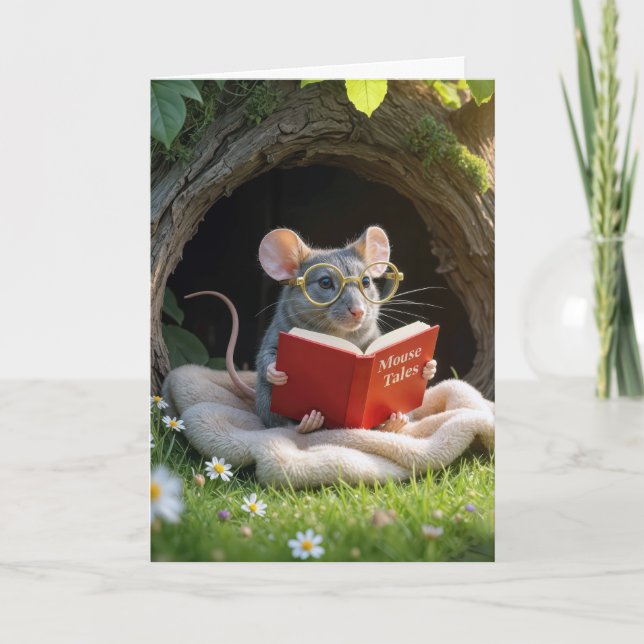 Cartão Rato de Aniversário Lendo um Livro Vermelho Em um  (Frente)