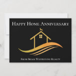 Cartão Real Estate Happy Home Anniversário Chic Black<br><div class="desc">Este cartão chic Happy Home Anniversário é feito sob a tipografia branca com o nome da sua empresa real. Estes cartões preto e ouro clássicos têm uma bonito casa com um Weathervane no topo e curvas elegantes por baixo. Eles são perfeitos para enviar aos clientes que compram casa passados para...</div>