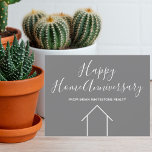 Cartão Real Estate Happy Home Anniversário Cinza Personal<br><div class="desc">Esta moderna carta de feliz aniversário é feita sob o nome de sua empresa real sob a tipografia quic. Essas cinzas minimalistas e cartas brancas apresentam um desenho simples de uma casa. Eles são perfeitos para enviar aos clientes que compram casa passados para lembrá-los de encaminhar amigos e familiares que...</div>