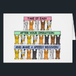 Cartão Recuperação após uma operação Gatos de desenho ani<br><div class="desc">Três filas de gatos cartoon segurando sobre suas cabeças banners cor-de-rosa,  azul e verde pastel que dizem: "Pegue leve após sua operação e faça uma recuperação rápida".</div>