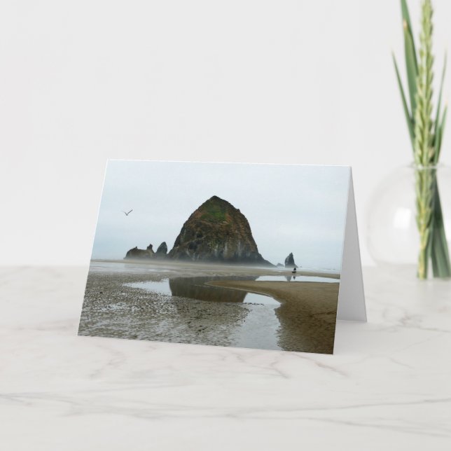 Cartão Reflexo de Haystack Rock em Cannon Beach, Oregon (Frente)