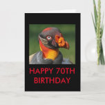 Cartão Rei abutre - 70 feliz<br><div class="desc">Aniversário feliz do 70. Dentro de diz "comparado a ele,  você olham surpreendente." Esta cara interessante é o rei abutre. Não uma beleza real,  mas lotes do caráter nessa cara.</div>
