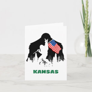 Cartão Retro Sasquatch Kansas Usa Flag Bigfoot Hiking Cam