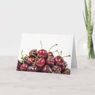 Cartão ripe red cherry pile on white