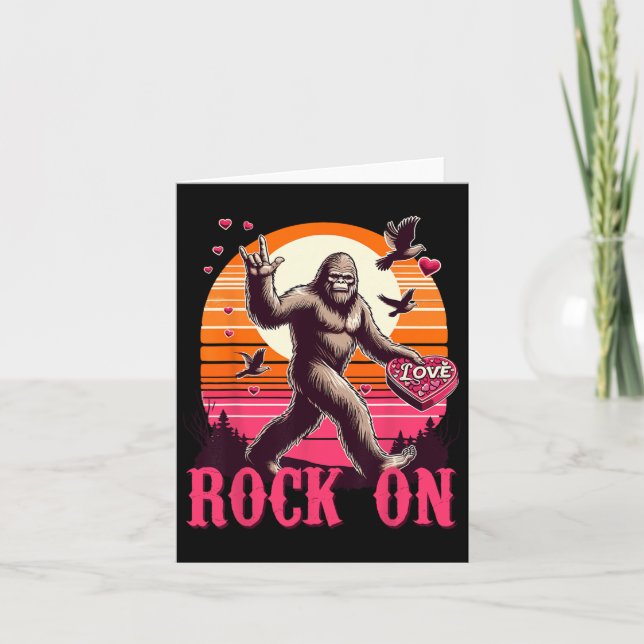 Cartão Rock On Bigfoot Sasquatch Yeti Dia de os namorados (Frente)