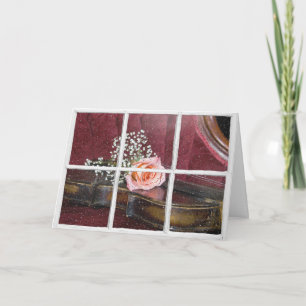 Cartão rosa on violin window com chuva