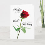 Cartão Rosa vermelha customizável do aniversário da idade<br><div class="desc">No aniversário da sua mãe,  uma rosa vermelha bonita oferece um lembrete que está amada. Personalize com sua idade para um toque personalizado!</div>