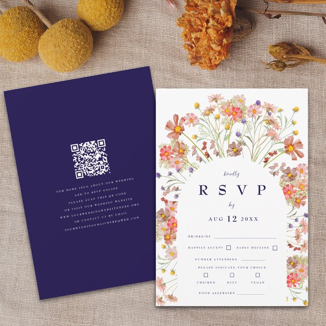 Cartão RSVP Arco Floral Rústico de Flores Silvestres Boho Azul (Boho fall rustic wildflower floral arch navy blue and white wedding rsvp qr code card)