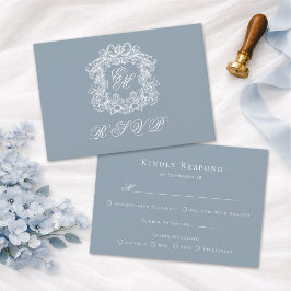 Cartão RSVP Azul Empoeirado Crista Monograma Casamento Elegant