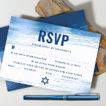 Cartão RSVP Bar Mitzvah Moderna Tipografia do Marinho Negra Az<br><div class="desc">Tenha orgulho, alegria e celebre este marco do seu Bar favorito Mitzvah com este cartão de inserção RSVP personalizado, legal, único e moderno para o seu evento! Traços de pincel de folha azul-clara metálico, juntamente com tipografia azul-marinho e estrela de David, sobrepõem um plano de fundo branco simples. Personalize o...</div>