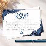 Cartão RSVP Bar Mitzvah moderno - Marinho simples - Script Azu<br><div class="desc">Tenha orgulho, alegria e celebre este marco do seu Bar favorito Mitzvah com este cartão de inserção RSVP personalizado, legal, único e moderno para o seu evento! A tipografia da escrita azul marinho e Estrela de David sobrepõem um fundo branco simples com rochas azuis de aço acentuadas com veias falsas...</div>