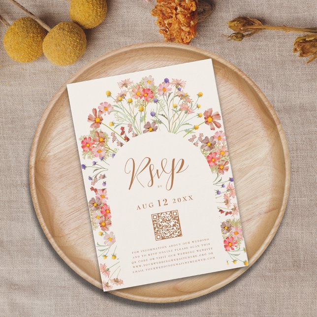 Cartão RSVP Boho Chic Outono Arco de Flores Silvestres (Boho fall Wildflower floral arch Wedding RSVP website QR code watercolor autumn florals terracotta)